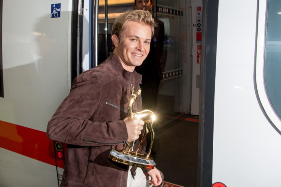 Nico Rosberg begleitet die Bambi-Trophäen nach Berlin.