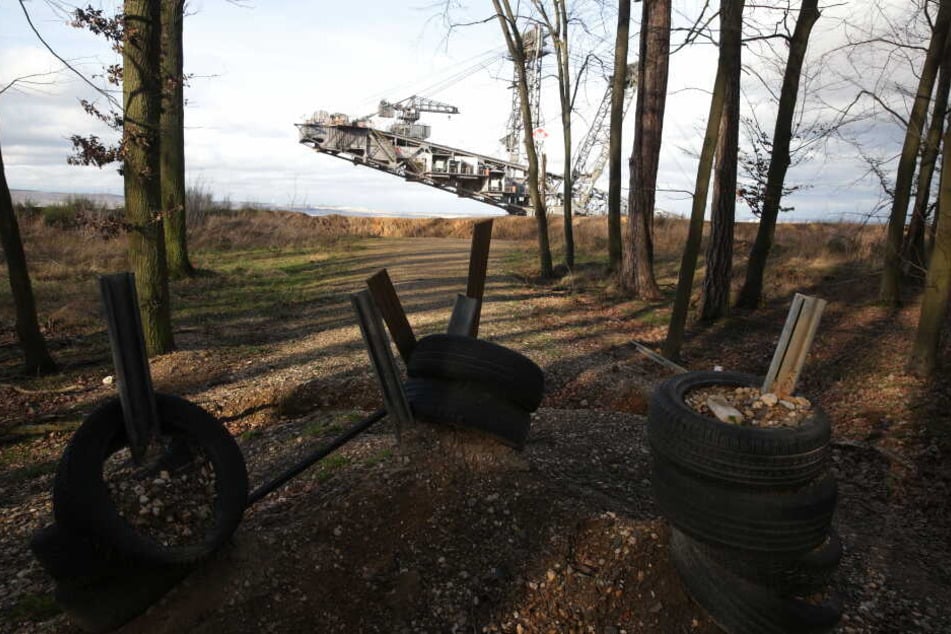 31.1.2020: Waldbewohner haben Reifen und Stahlträger auf einem Weg plaziert, um RWE und Polizei Fahrzeuge dem Weg zu sperren.
