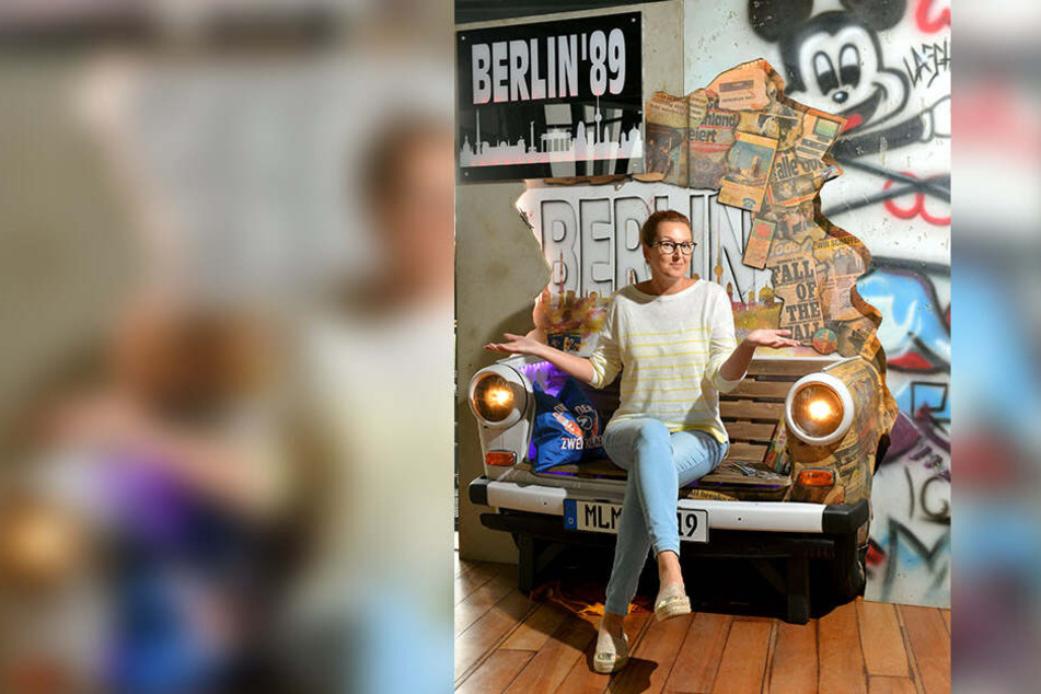 Romy Weisbach (44) von der Handwerkskammer Chemnitz sitzt auf einer Trabi-Bank - dem Meisterstück von David Lasch (38).