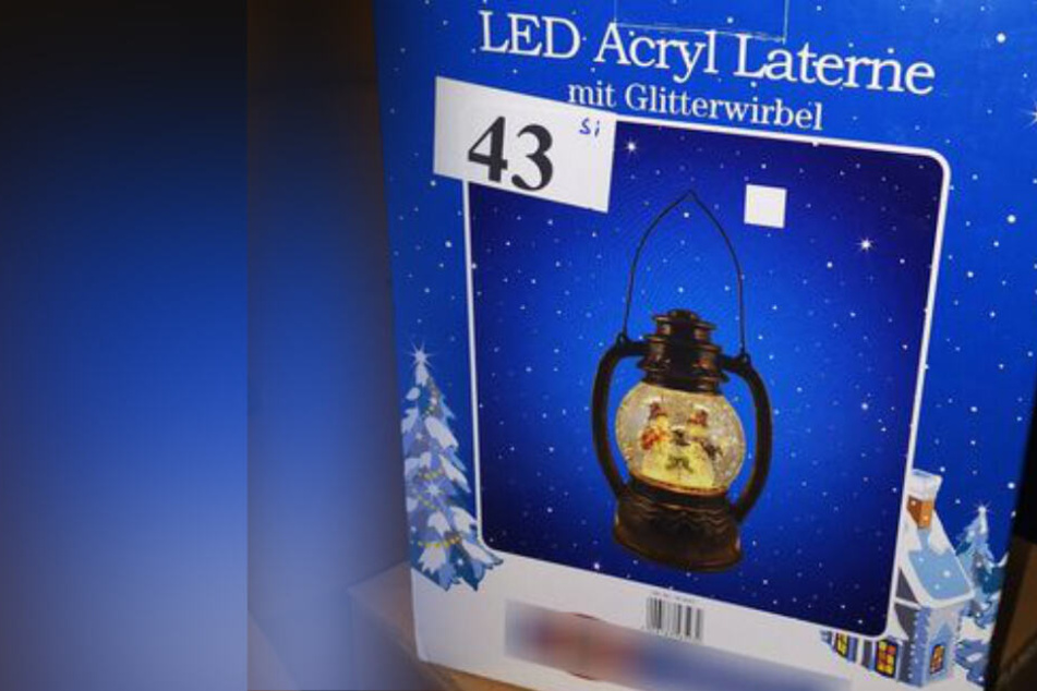Unter anderem befand sich eine Weihnachtspyramide in dem Paket.