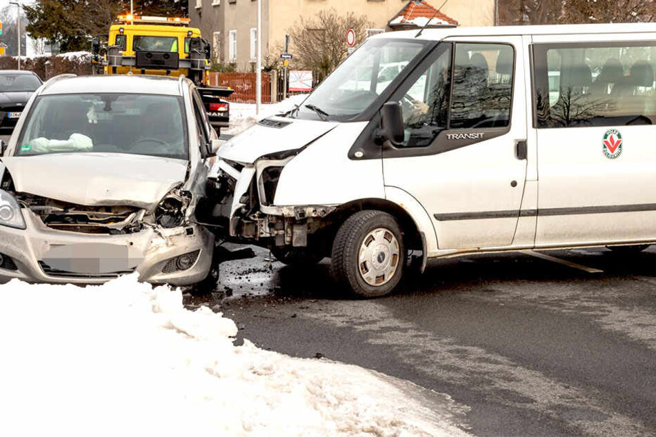 Ein Transporter und ein Opel stießen zusammen.