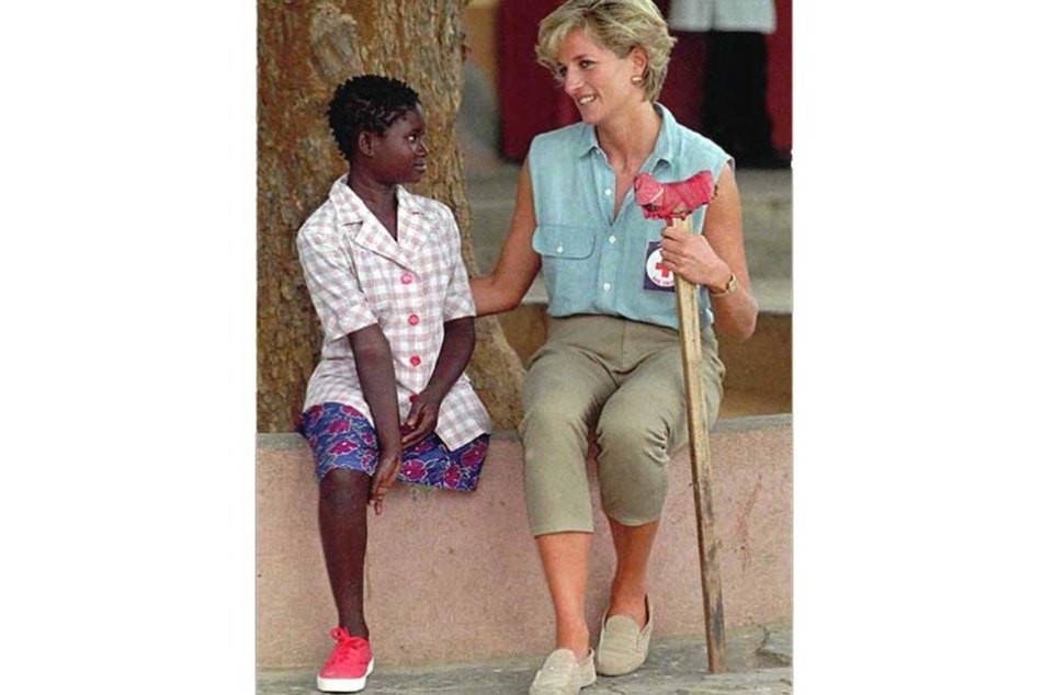 Diana im Gespräch mit einem Kind, das Opfer einer Landmine geworden ist.