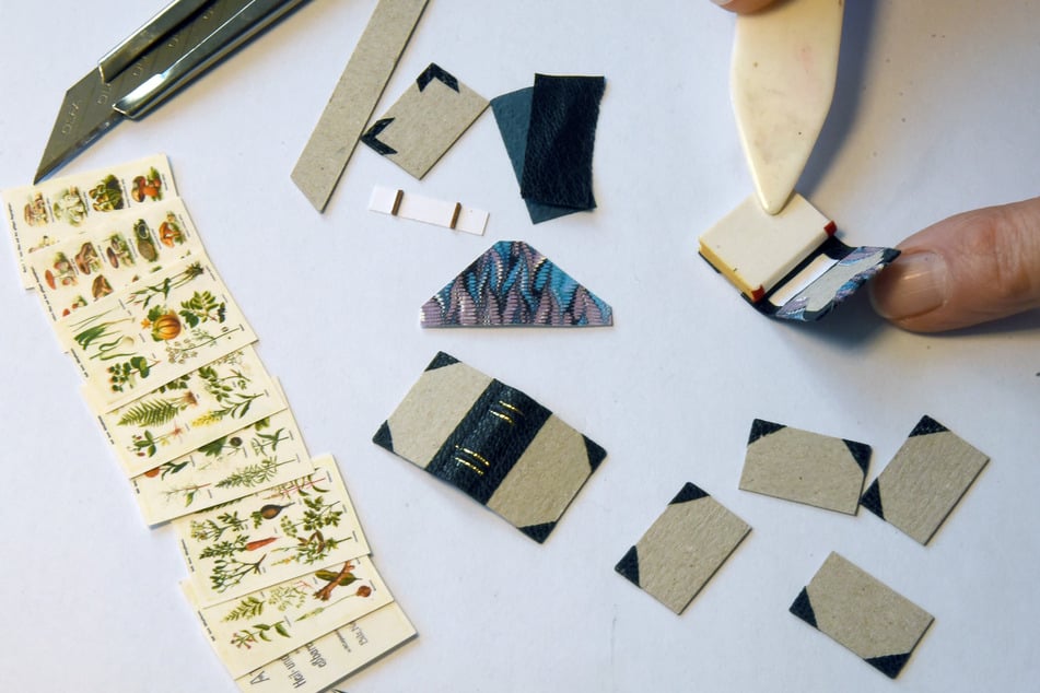 Die Miniaturbücher können mit ihrer Größe von 1,8 mal 2,5 cm teilweise nur mit einer Lupe betrachtet oder gelesen werden.