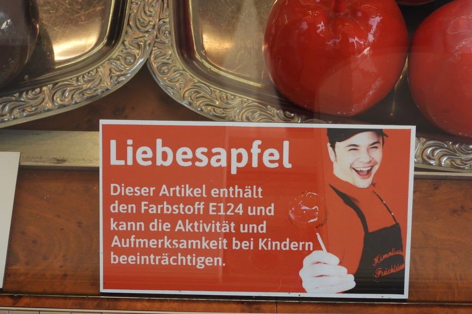 Mit E124 erhalten die Liebesäpfel ihre knallrote Farbe – doch Vorsicht, gerade für Kinder ist der Genuss gefährlich.