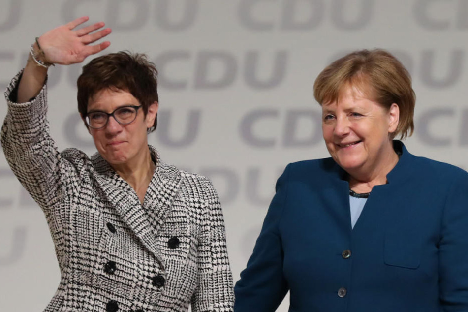 Annegret Kramp-Karrenbauer löst Angela Merkel als CDU-Vorsitzende ab.