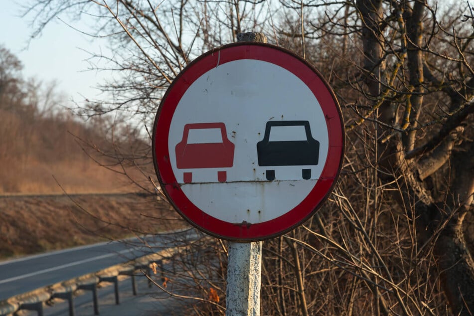 Das bestehende Überholverbot hat den 26 Jahre alten Škoda‑Fahrer offenbar nicht interessiert. (Symbolfoto)