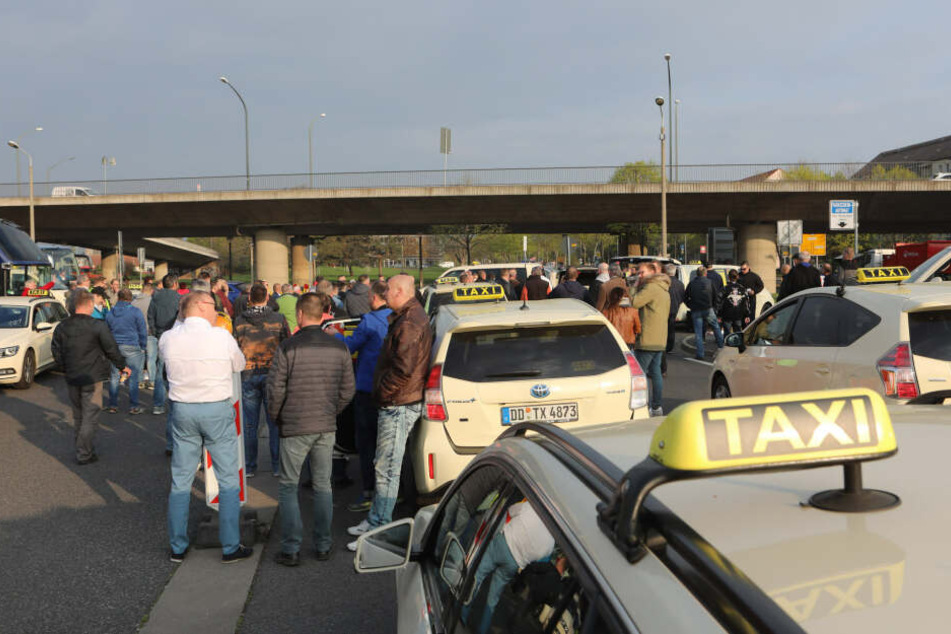 Die Taxifahrer versammelten sich vor der Fahrt am Ammonhof.