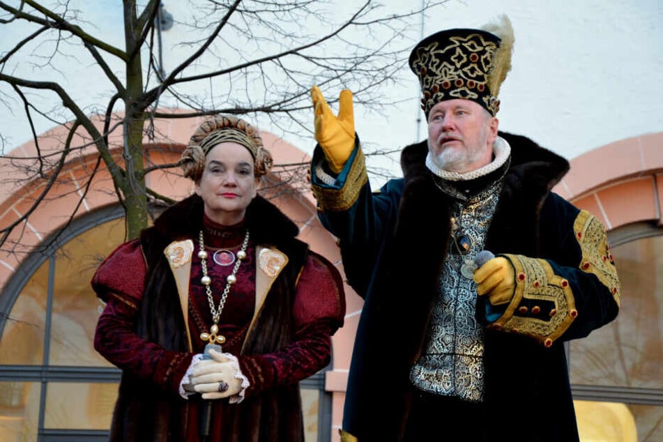 Als Kurfürstenpaar in prunkvollen Gewändern führten Birgit Lehrmann und der verstorbene Matthias Brade durchs Schloss Augustusburg.