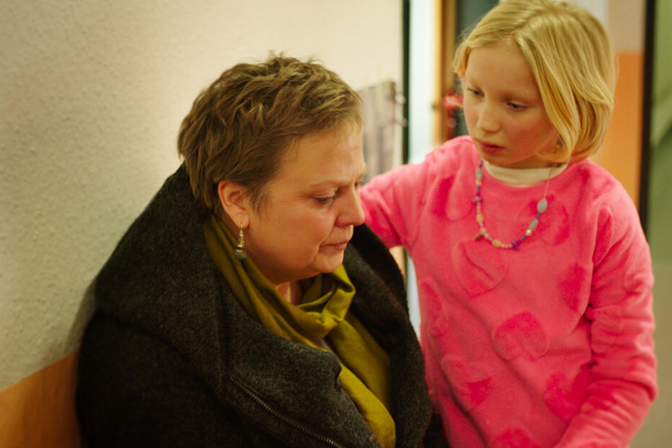 Doch Benni (r., Helena Zengel) hat auch andere Seiten. Hier tröstet sie die verzweifelte Jugendamtmitarbeiterin Frau Bafané (Gabriela Maria Schmeid).
