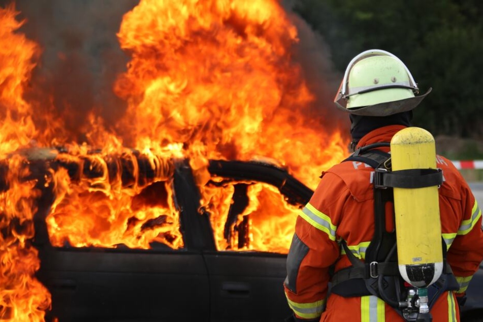 Die Feuerwehr löschte den Fahrzeugbrand. (Symbolbild)