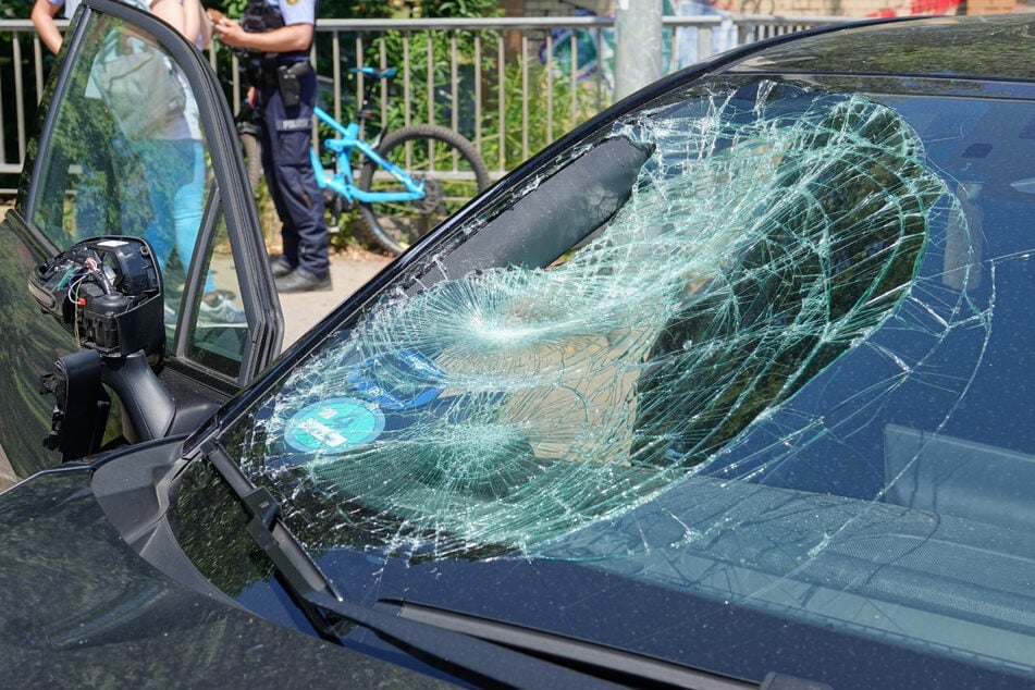 Die zersplitterte Frontscheibe verdeutlicht, wie heftig der Aufprall gewesen sein muss.