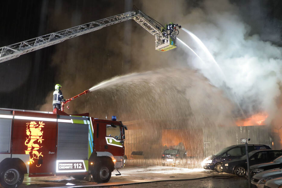 Die Feuerwehren im Löscheinsatz.