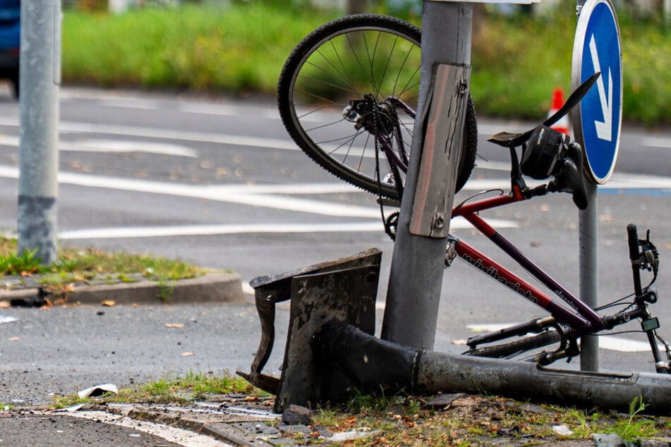 Eine 50-jährige Radfahrerin wurde am Montag bei einem Unfall in Wiesbaden schwer verletzt. Sie starb noch in der folgenden Nacht in einer Klinik.