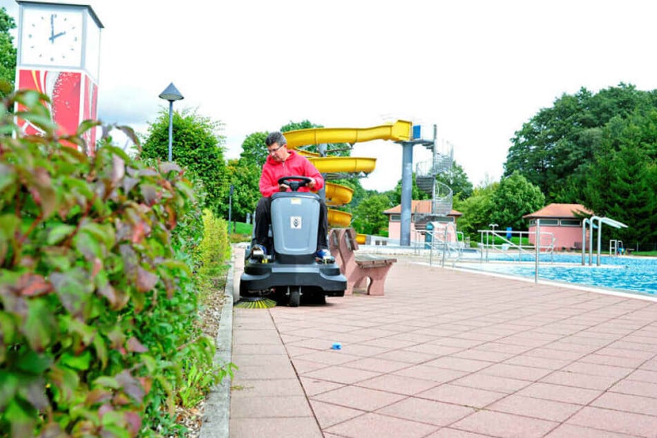 Mit reichlich 31 000 Besuchern war das Gablenzer Freibad Spitze. Betriebsleiter Lutz Müller (63) kehrt die Beckenumrandung