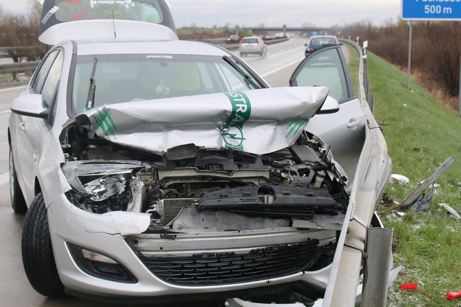 Nahe der Autobahnraststätte Fuchsaue hat es am Ostermontag gleich zweimal gekracht - eine Person wurde bei den Unfällen verletzt.