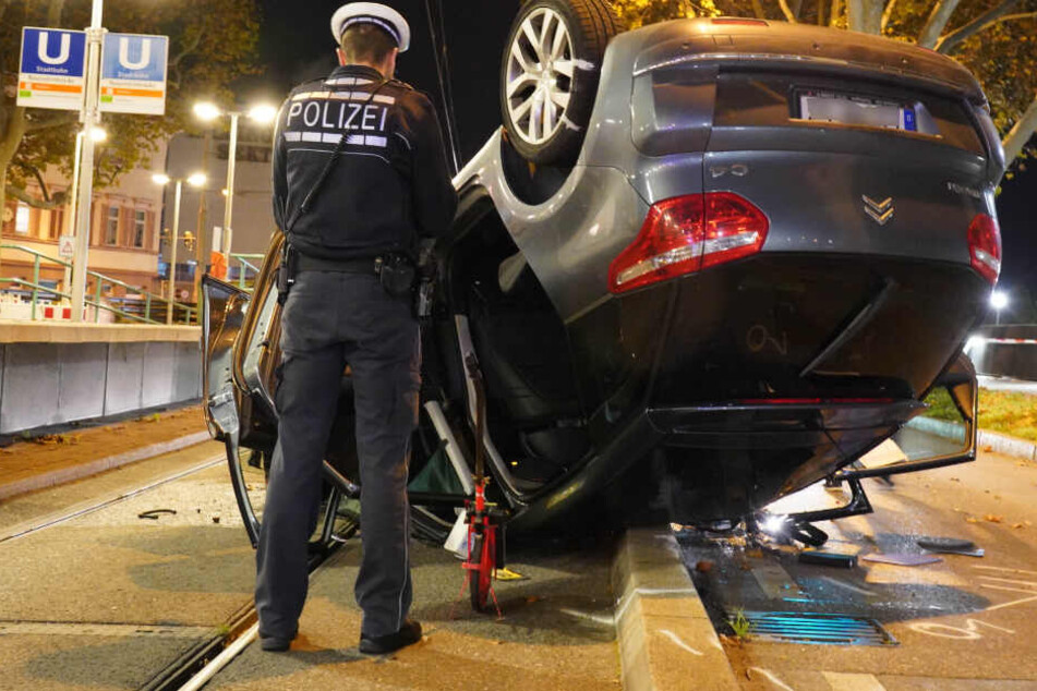 Ein Polizist nimmt den Unfall auf.