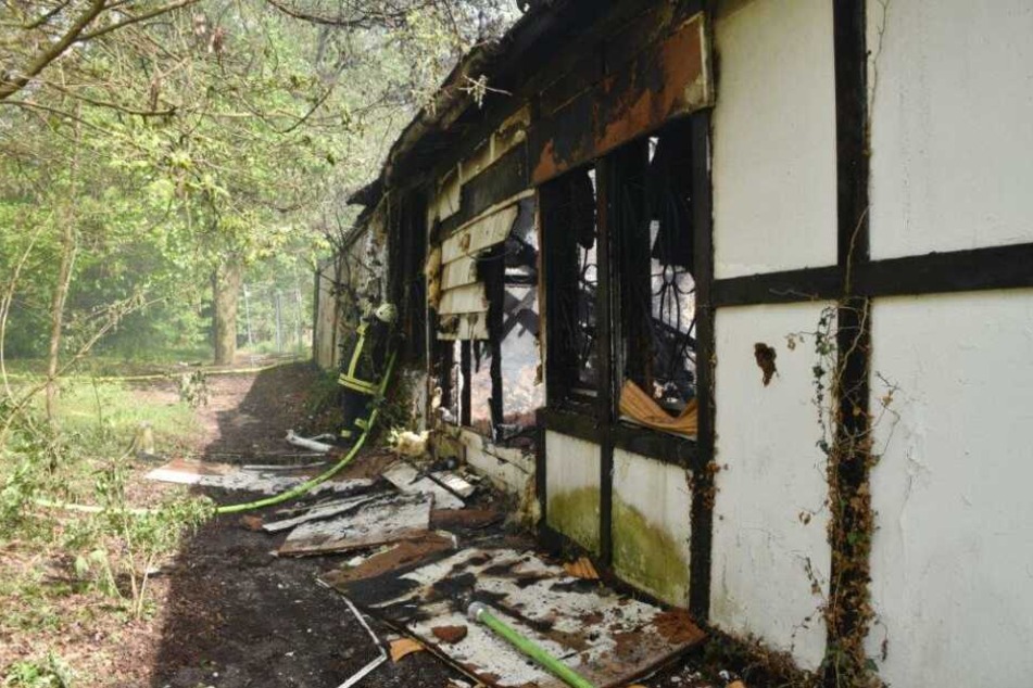 Ein Feuerwehrmann bekämpft das Feuer von außen.