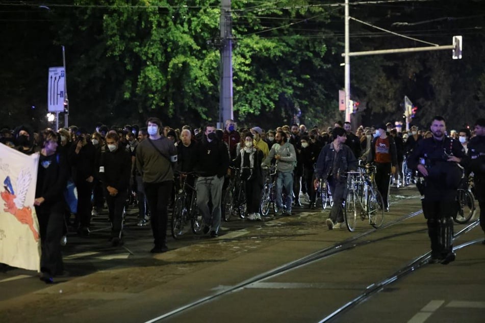 Bei einer Demo am Abend zogen knapp 200 Menschen durch die Leipziger Innenstadt in Richtung Süden.