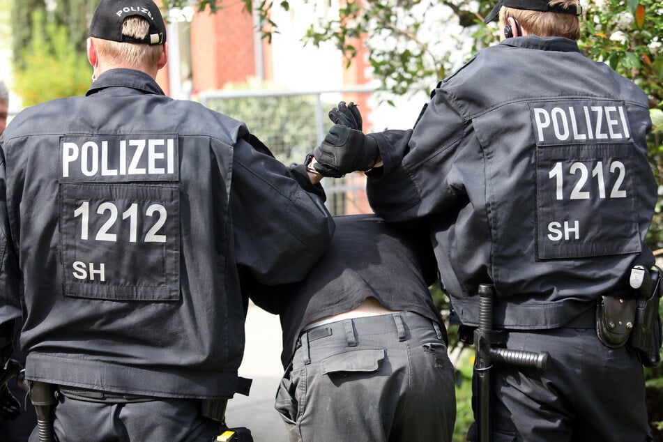Wenn es nach FDP-Innenpolitiker Jörg Hansen ginge, würden vorerst keine Polizisten aus Schleswig-Holstein zu Großeinsätzen in die Hauptstadt geschickt werden (Symbolbild).