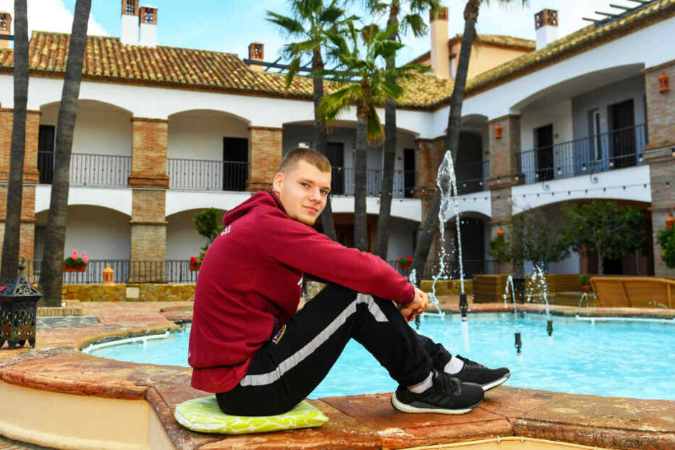 Zwei Bilder von Kevin Ehlers aus dem Dresdner Vorbereitungs-Camp im spanischen Mijas: relaxend im Innenhof des Dynamo-Mannchaftsquartiers La Cala Golf Hotel...