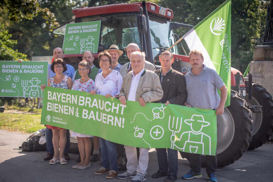 Vor dem bayerischen Landtag demonstrierten Mitglieder des bayerischen Bauernverbandes.