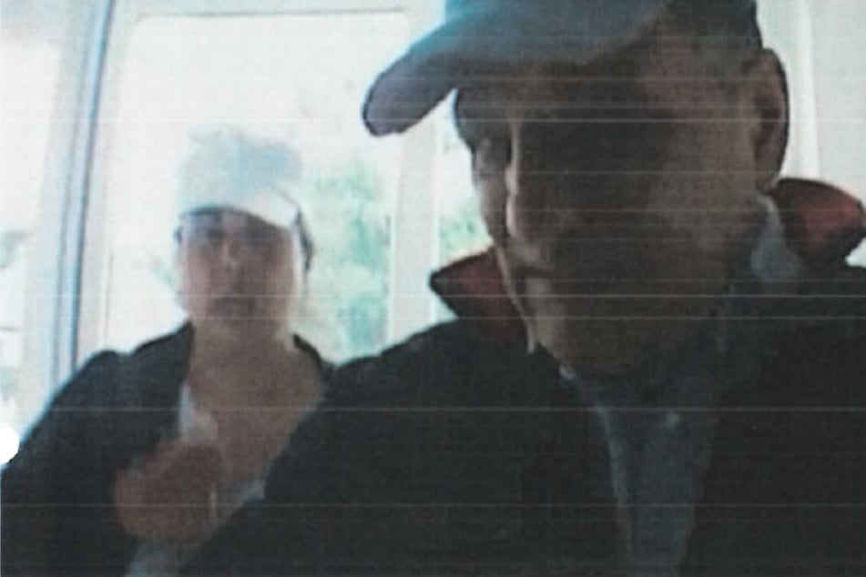 Dreistes Diebes-Duo zockt 91-Jährige ab: Wer kennt dieses Paar?