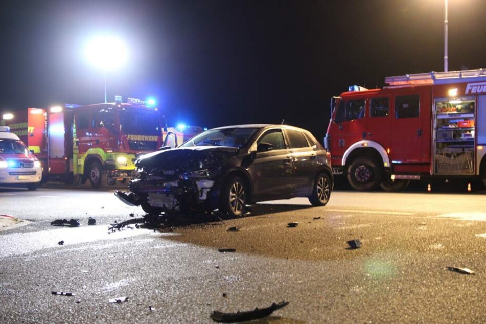 Eines der Unfallfahrzeuge blieb auf der Kreuzung stehen.