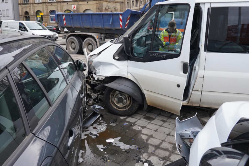 Transporter-Fahrer kracht in einen der Neuwagen.