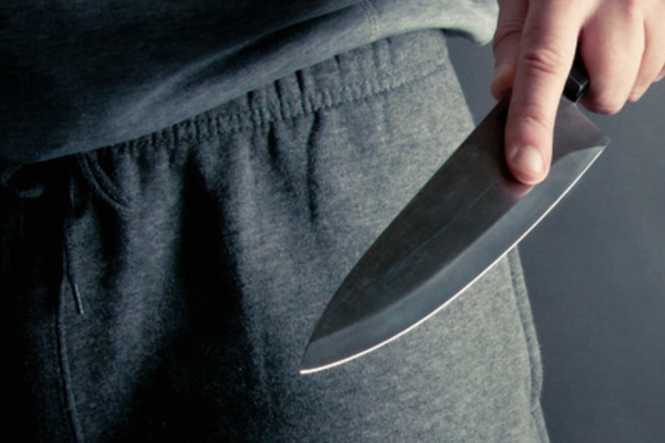 Messerattacke: 34-jähriger Mann schlitzt seine Ex-Partnerin mit Messer in Klinik