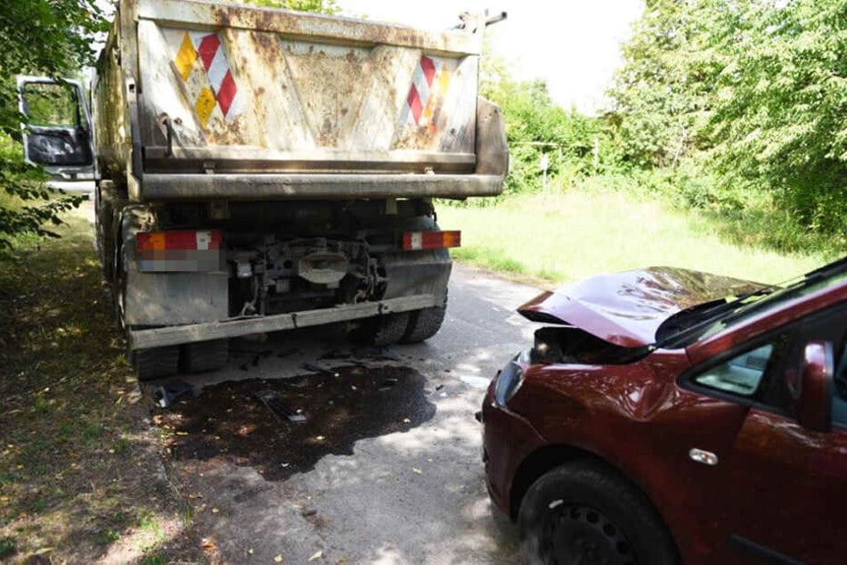 Der LKW stand am Straßenrand, während der Touran auf ihn auffuhr.