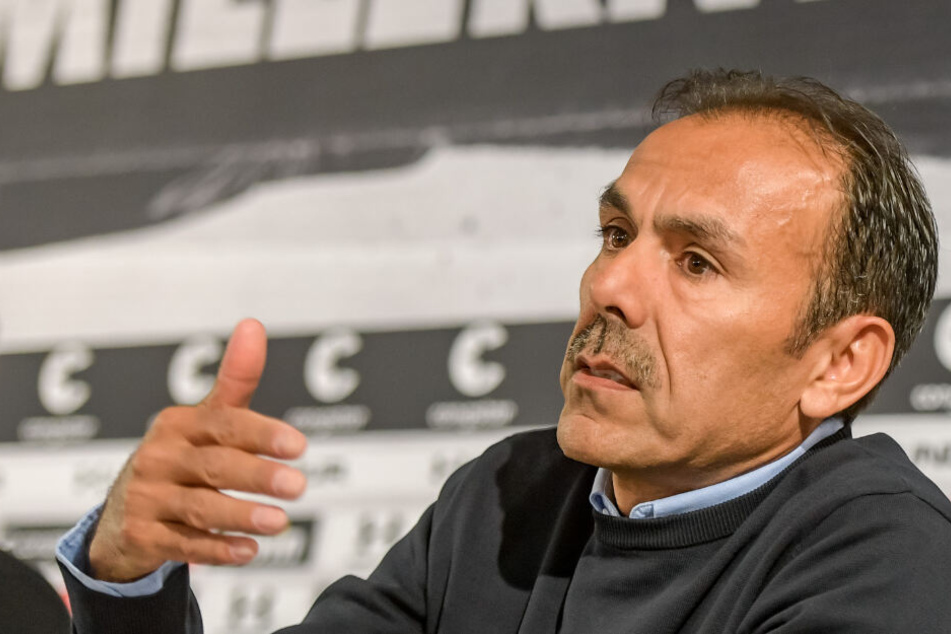 Trainer Jos Luhukay erklärt seine Vorstellungen für das Spiel gegen Regensburg.