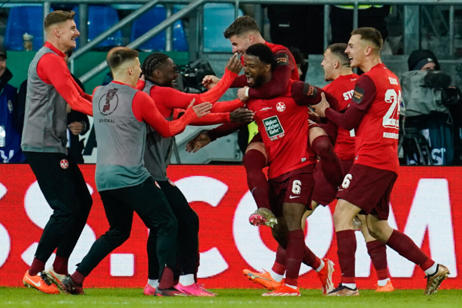 Almamy Touré (Nummer 6) setzte den Schlusspunkt und schoss die Roten Teufel ins DFB-Pokalfinale.
