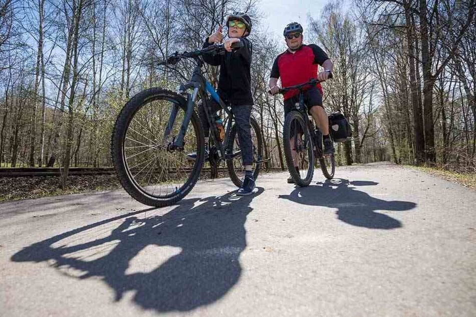 Die erste große Radtour: Lenny (10, l.) und Nico Bilio-Rohland (41) auf dem Chemnitztal-Radweg.