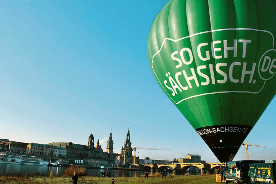Auch auf Heißluftballons wurde schon geworben. Von Anfang an ist die Kampagne ein Politikum.