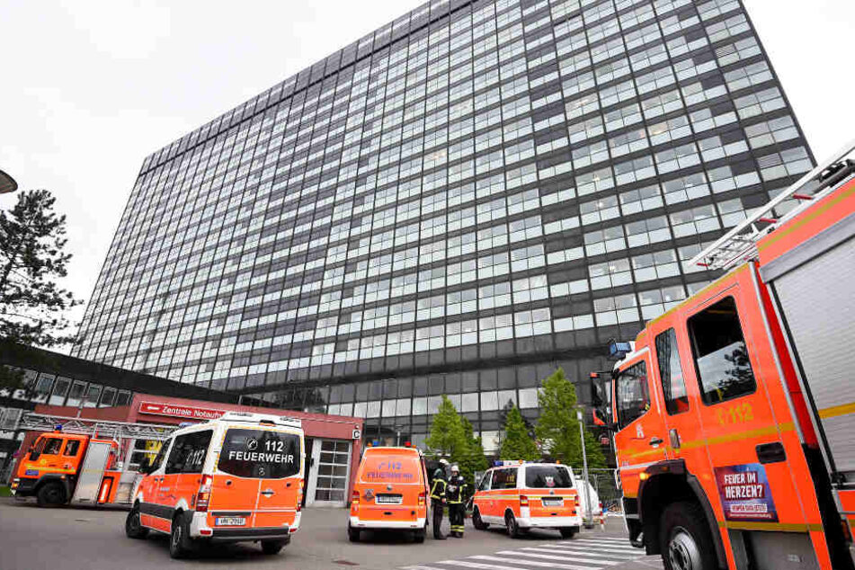Zahlreiche Feuerwehrfahrzeuge stehen vor der Asklepios Klinik Altona.