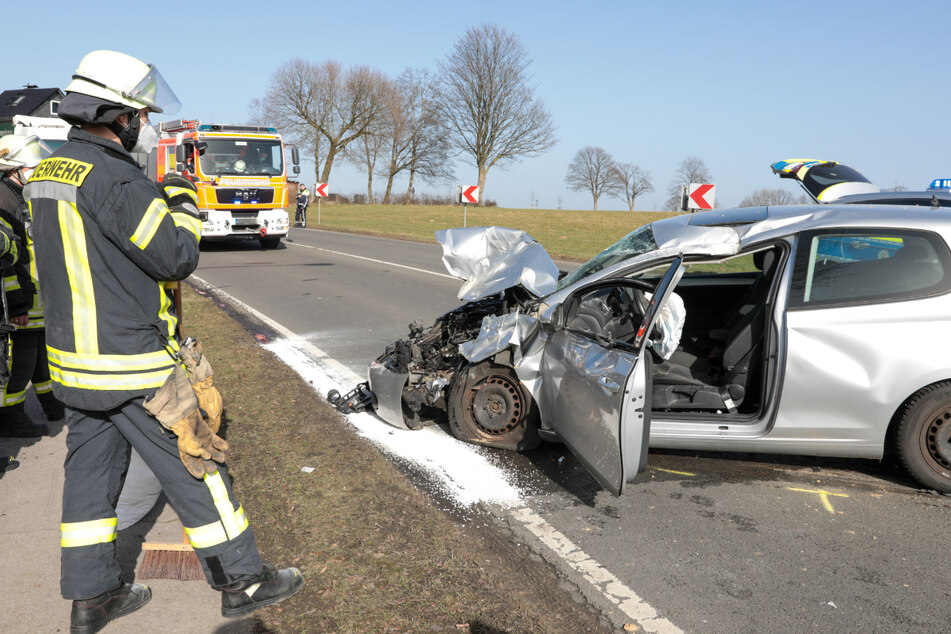 Lkw verliert seine Fracht: Baggerschaufel kracht auf entgegenkommenden VW Golf