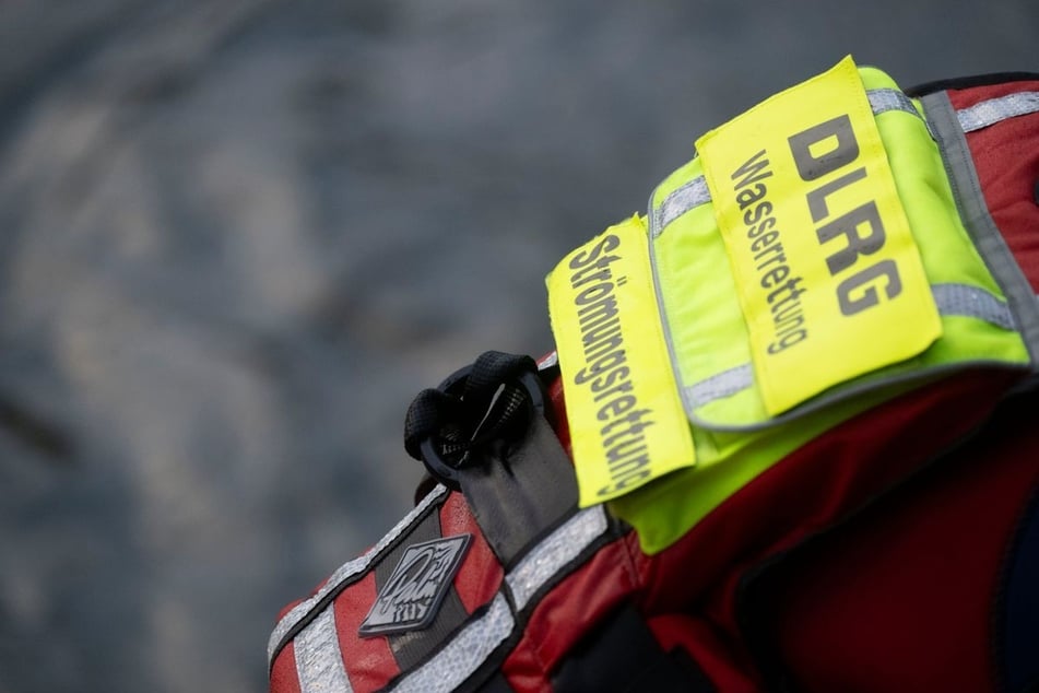 Passanten alarmieren die Polizei, die Rettung folgt schnell. (Symbolfoto)