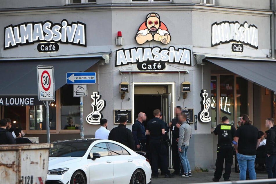 Einsatzkräfte von Polizei und Zoll stehen vor dem "Al Massiva Café" in Berlin-Wedding, das dem Rapper Massiv gehört.
