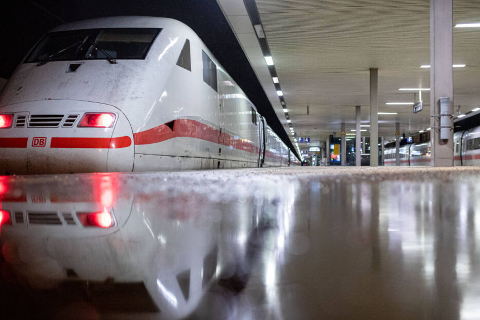 Ein Aufenthaltszug für gestrandete Reisende am Bahnhof.