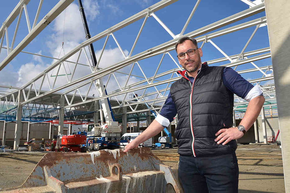 Capron-Geschäftsführer Daniel Rogalski auf der Baustelle der neuen Produktionshalle.