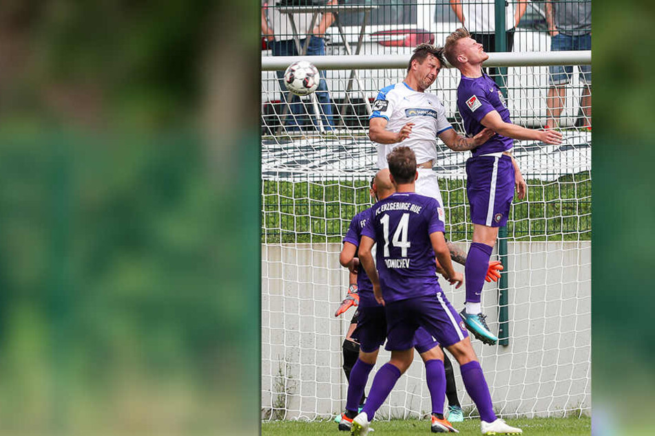 Steve Breitkreuz (r.) gewinnt das Kopfballduell gegen Jenas Kevin Pannewitz.