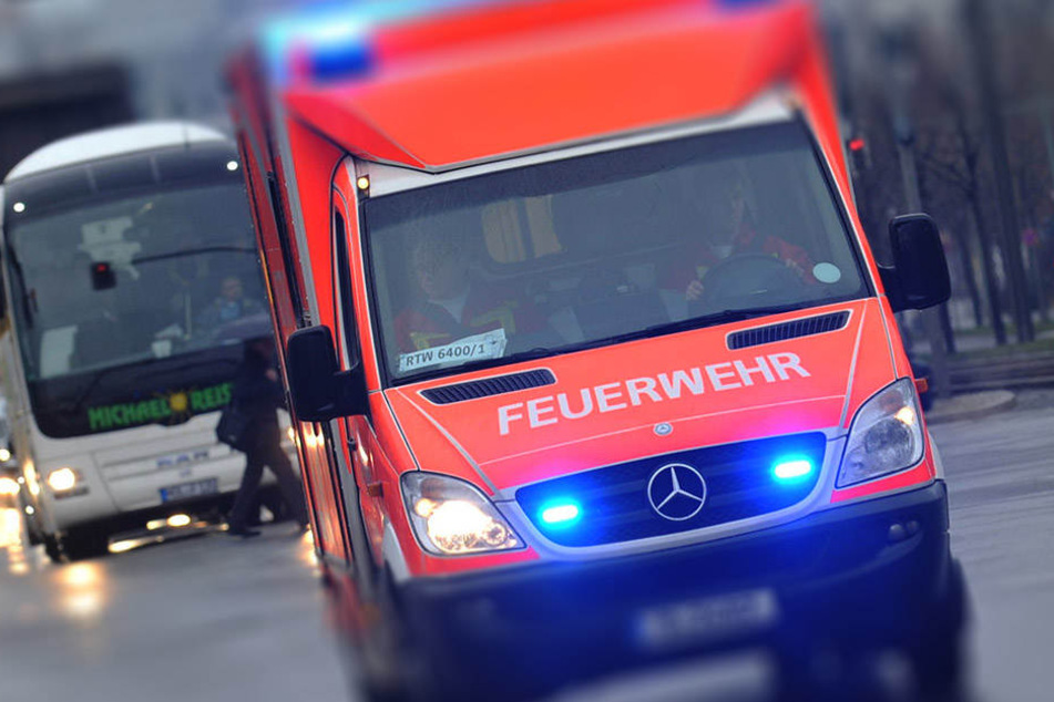 Der Rettungswagen wurde von dem Auto glücklicherweise nur gestreift. (Symbolbild)
