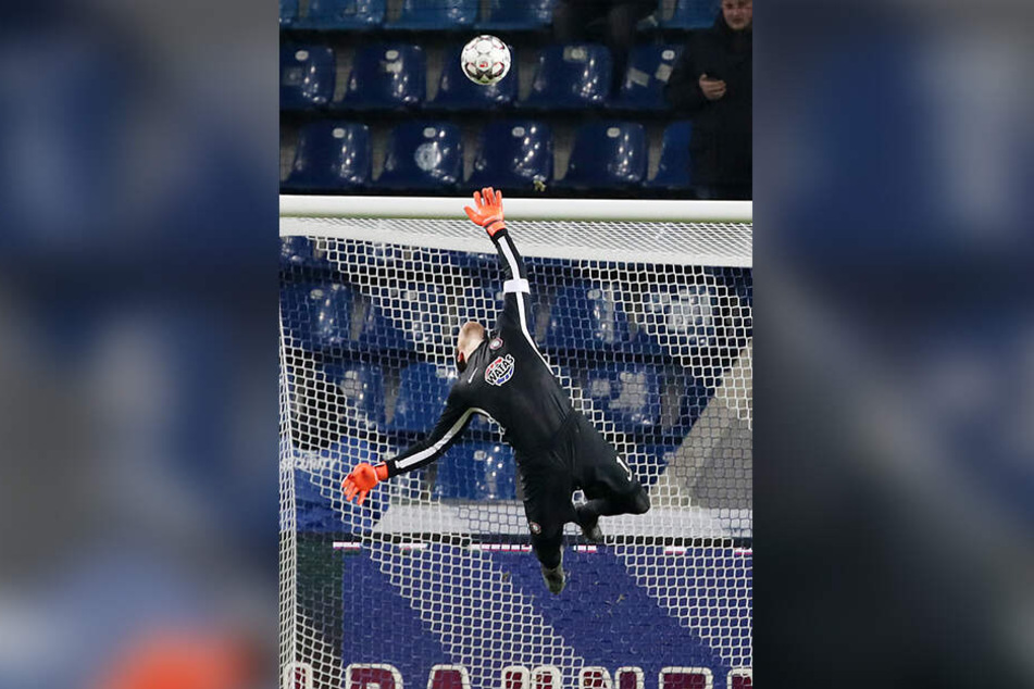 Martin Männel hebt ab und klärt auch diesen Ball - der Keeper ist seit Jahren eine feste Größe beim FCE.