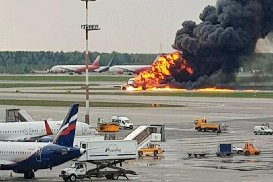 Ein russisches Passagierflugzeug, das kurz nach dem Start Feuer gefangen hat und zu dem Flughafen Scheremetjewo zurückkehren musste.