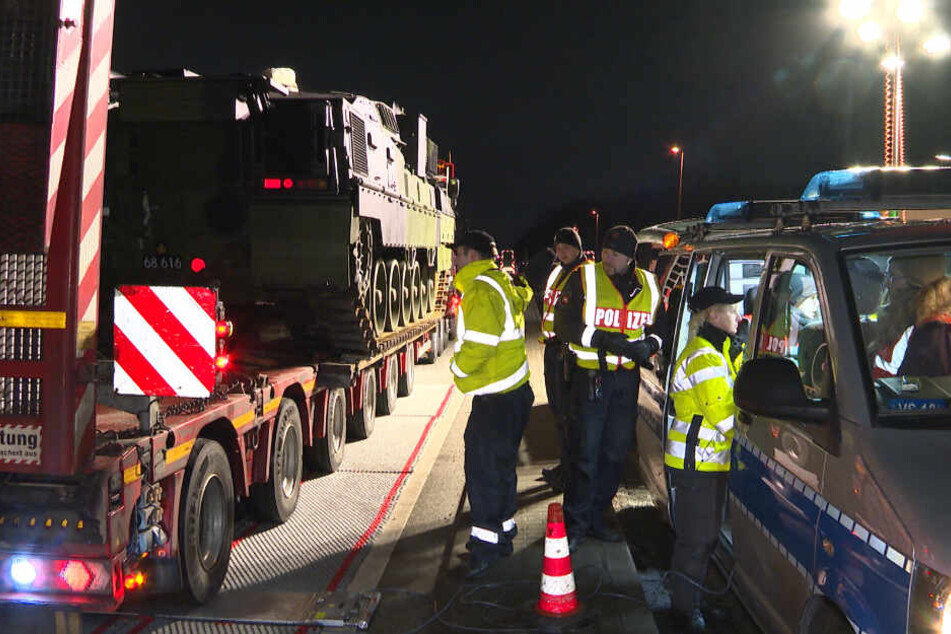 Polizisten stoppen Panzer-Transport auf Autobahn