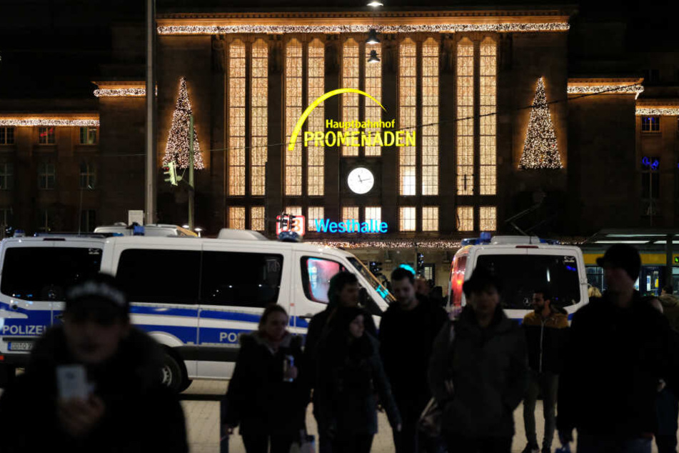 Gegenüber des Leipziger Hauptbahnhofs ist Donnerstagabend ein Mann niedergeschlagen und ausgeraubt worden.