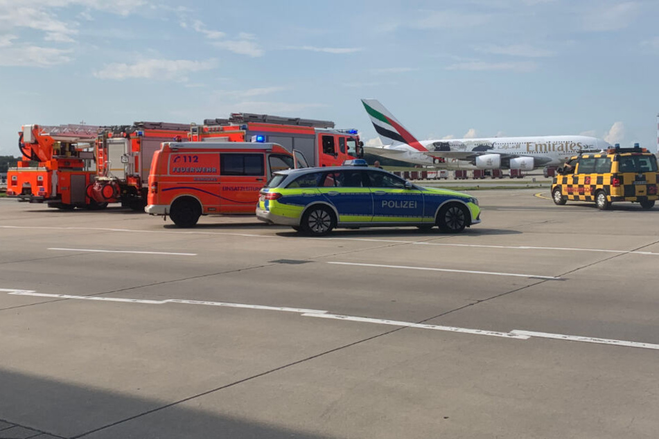 Die Feuerwehr stand bereits an der Landebahn für die Löscharbeiten bereit.
