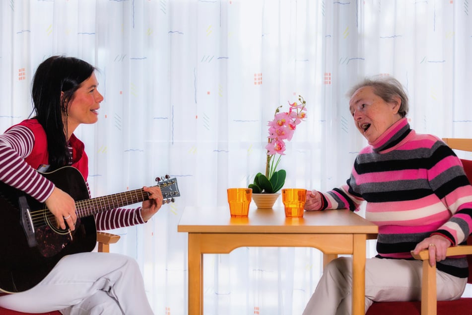 Kreative Aktivitäten und soziale Kontakte halten Eure Liebsten fit.