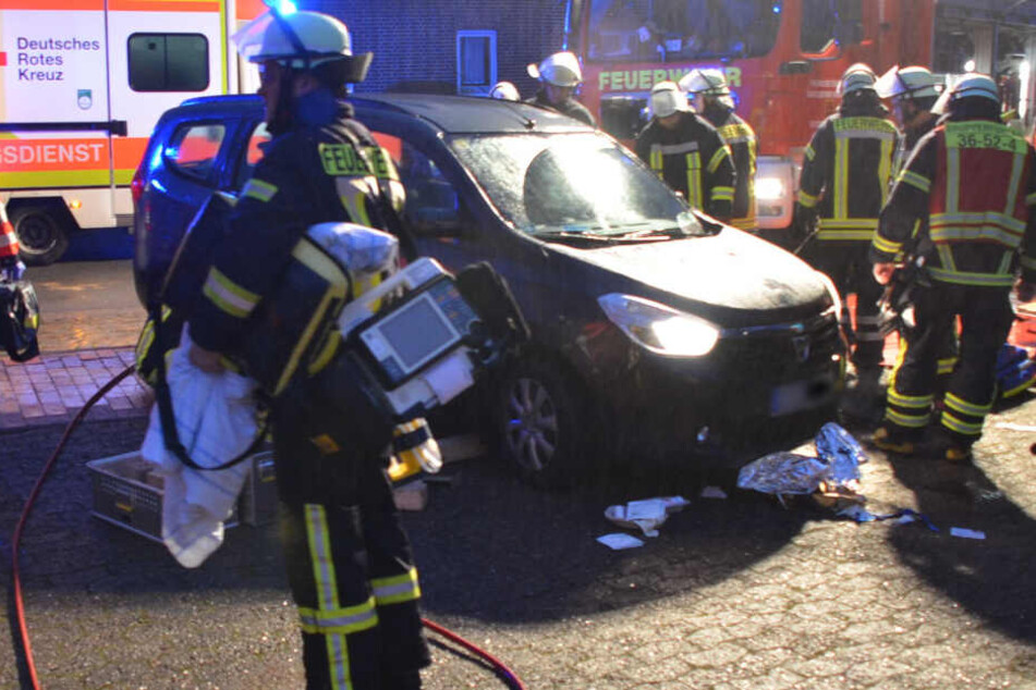 Der Dreijährige wurde unter dem Auto eingeklemmt.