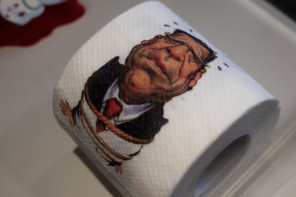 Toilettenpapier mit einer Karikatur von Gerhard Schröder ist in der Ausstellung "Zugespitzt" im Haus der Geschichte zu sehen.